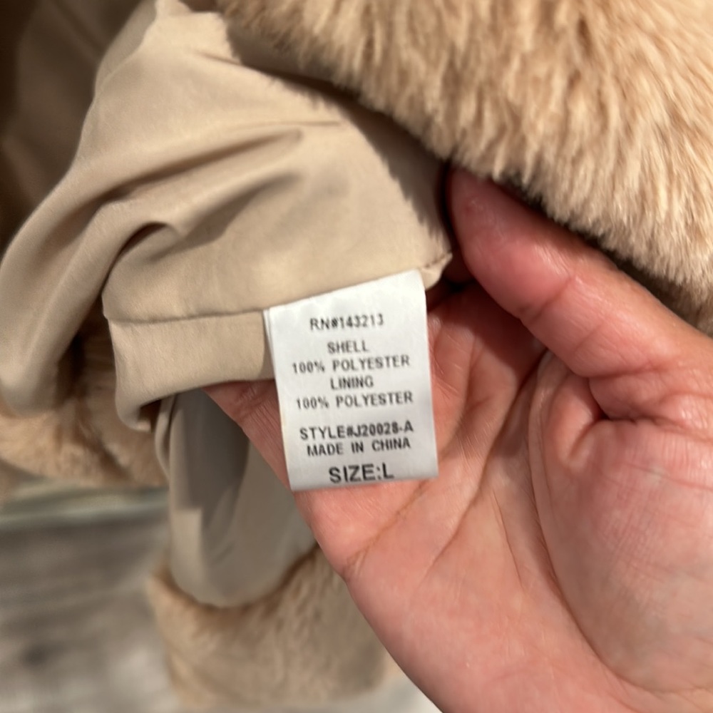 NWOT Women’s Furry Jacket - Picture 4 of 4